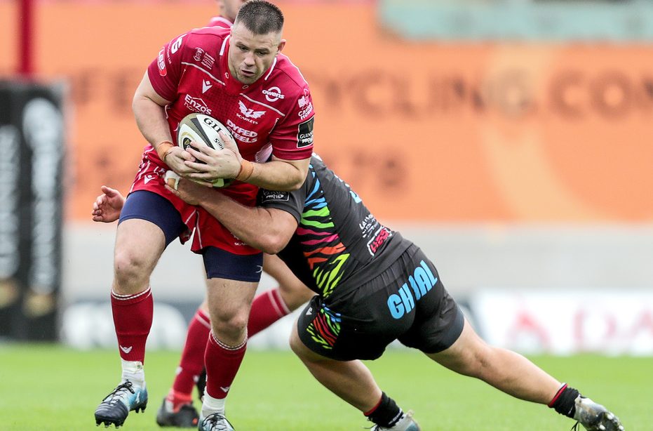 Scarlets clinch rare win in France to boost qualifying hopes